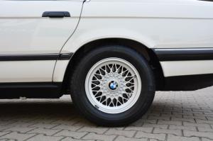 BMW 740i 1992 года  (UK)